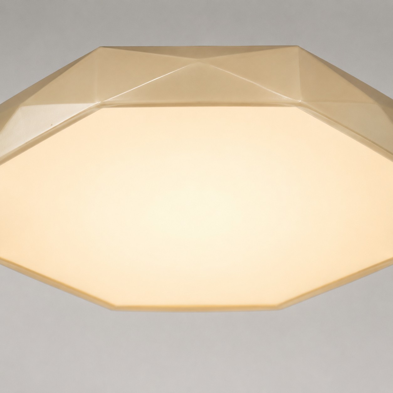 Front detail of the illuminated diffuser and polygon frame